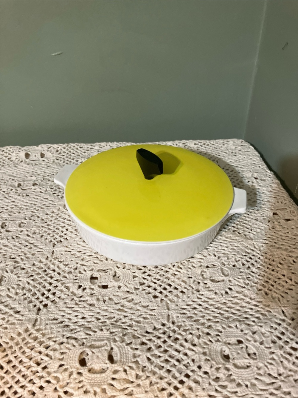 Vintage 70s Retro Corning Ware 8.5” White Skillet w/ Lemon Yellow Lid